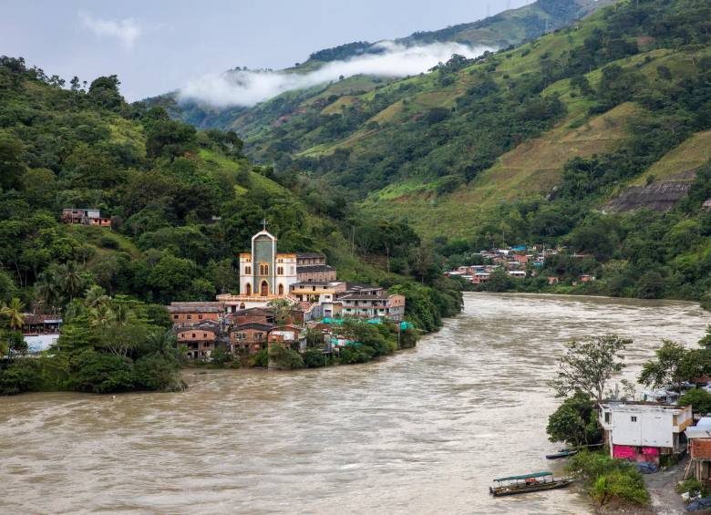 En Puerto Valdivia, al menos 4.000 personas tendrían que evacuar. FOTO Carlos Velásquez