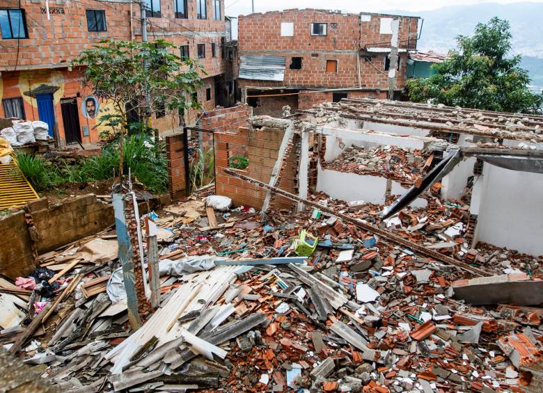 Así quedó una de las viviendas ubicadas al lado de la quebrada La Mansión, en Manrique. FOTO JULIO CÉSAR HERRERA