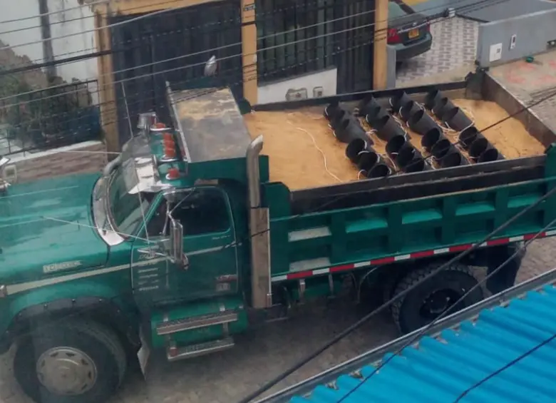 La volqueta cargada con los explosivos y que apuntaban al batallón. FOTO: Redes sociales