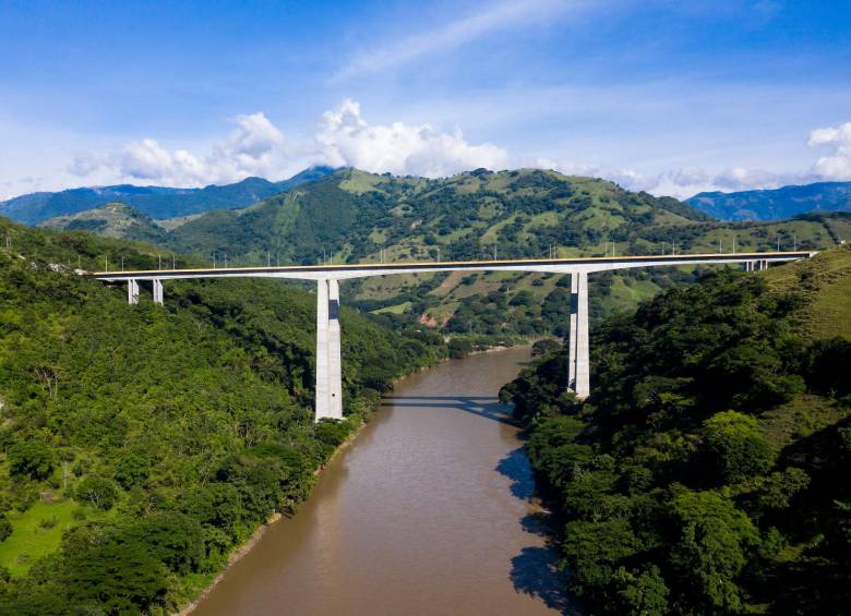 El megapuente sobre el río Cauca, de la concesión Pacífico 2, tiene 112,5 metros de altura. FOTO: ESTEBAN VANEGAS