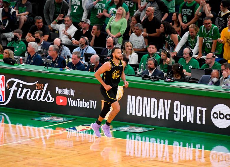 Con los 43 puntos conseguidos en el cuarto partido, Curry se aproxima a los 69 que anotó Michael Jordan en un encuentro de finales de la NBA. FOTO: @NBA.