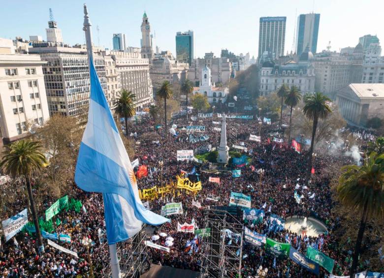 Multitudes salieron a marchar en apoyo a Cristina Kirchner. FOTO: AFP