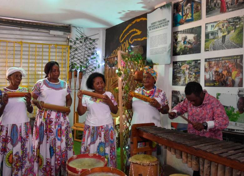 A través de la música de marimbas, cununos, cantaoras, currulaos y arrullos, las mujeres de Asoparupa han buscado dar a conocer al mundo la riqueza cultural y ancestral.