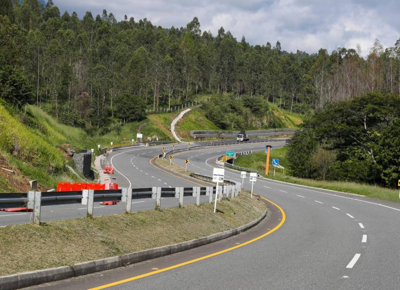 Tras más de seis años de trabajo, el departamento estrena hoy su primera autopista de cuarta generación. Foto Manuel Saldarriaga