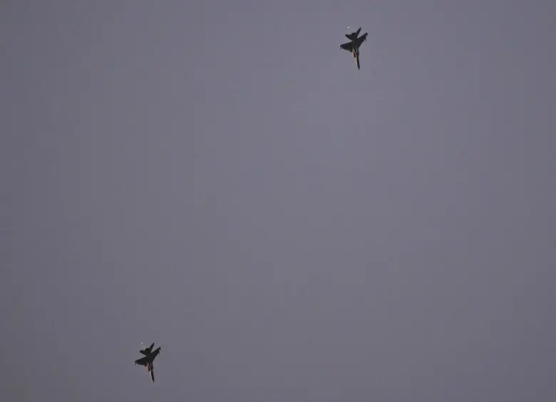 Dos cazabombarderos chinos JH-7A sobrevuelan el estrecho de Taiwán, vistos desde la isla de Pingtan, en la provincia china de Fujian, el 29 de diciembre de 2025, en medio de ejercicios militares con fuego real que Pekín aseguró simulan un bloqueo de los principales puertos de Taiwán. FOTO: AFP.