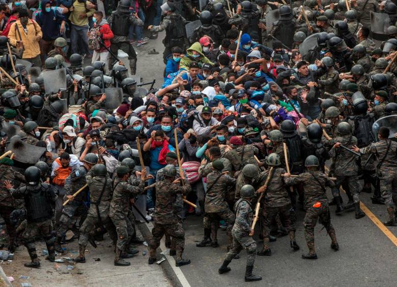 El Ejército de Guatemala ataca con palos y bombas lacrimógenas a los migrantes hondureños para detener su paso. FOTO EFE