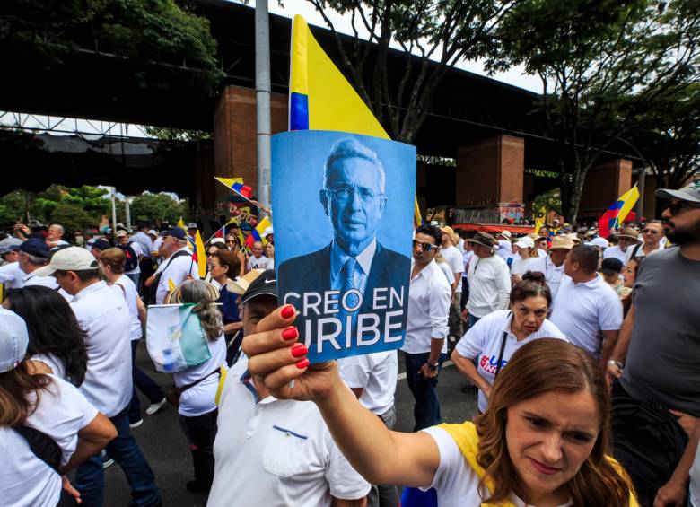 La marcha, que duró varias horas, evidenció el arraigo que tiene la figura de Uribe en Antioquia, su departamento natal, y la lealtad de un sector importante de la población hacia su proyecto político. Foto: Camilo Suárez Echeverry