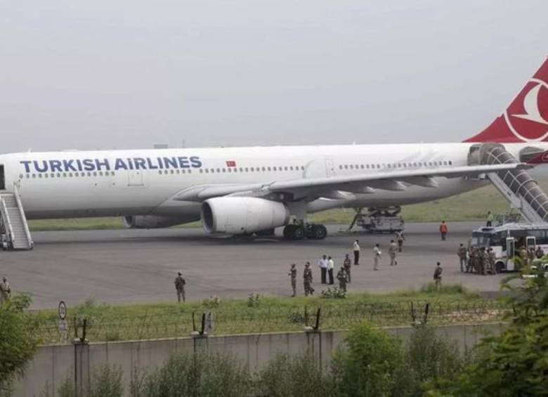 El avión procedente de Turquía fue llevado a una zona segura luego de su aterrizaje en Barcelona. Foto: redes sociales