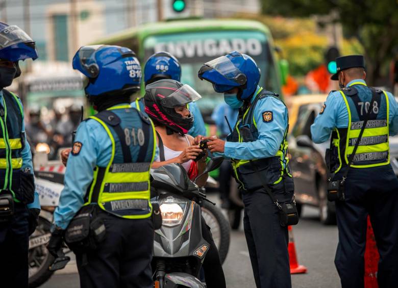 Los agentes de la Secretaría de Movilidad de Medellín se encargarán de hacer operativos en sitios estratégicos para controlar la medida. FOTO: CAMILO SUÁREZ
