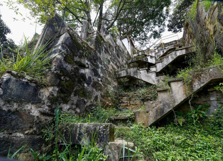 Según la comunidad, la alcaldía les anunció hace dos meses que se realizaría un proyecto urbanístico que tendría como eje estas escalinatas. FOTO: Manuel Saldarriaga.