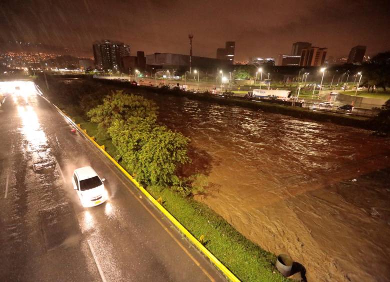 El río se desbordó a la altura de la calle 33, por la salida de Parques del Río, en la Autopista Sur. Foto: Carlos Velásquez