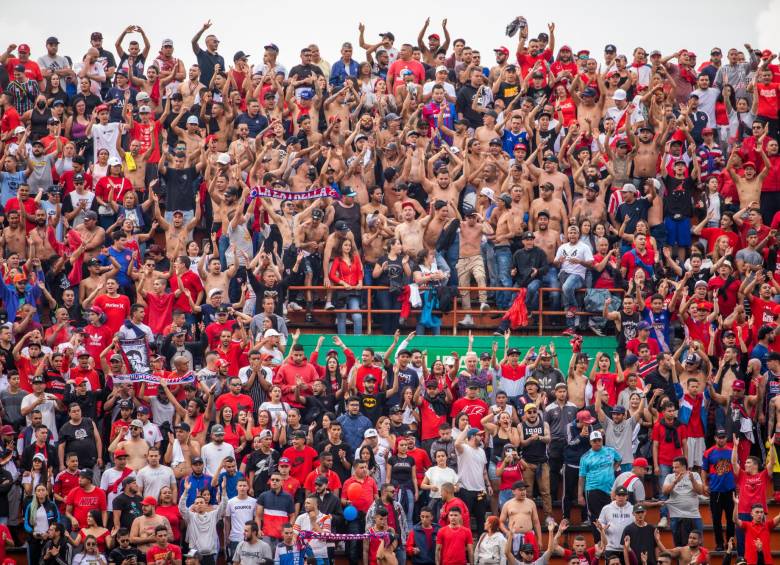 Las tribunas se llenaron de hinchas rojos que alentaron todo el tiempo al poderoso. Foto: Carlos Velásquez