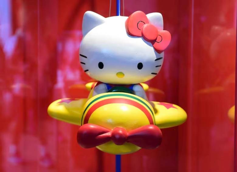 Hello Kitty, uno de los personajes más reconocidos en el mundo, montando en un avión. FOTO: AFP