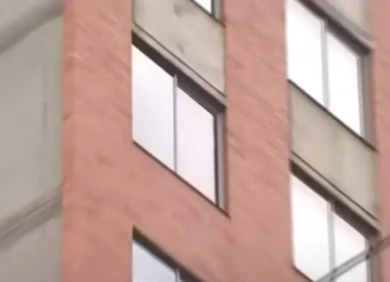 Esta sería la ventana de la cual cayó la niña en el edificio en Bogotá. FOTO: Cortesía City Tv