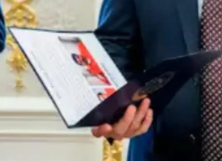 Plano detalle de los documentos y fotografías en la carpeta. FOTO: THE WITHE HOUSE