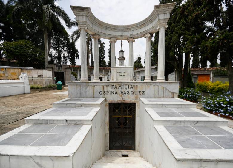 En mausoleo de la familia Ospina Vásquez, donde está el expresidente Pedro Nel Ospina, está ubicado en la Plaza Central de San Pedro. FOTO Manuel Saldarriaga