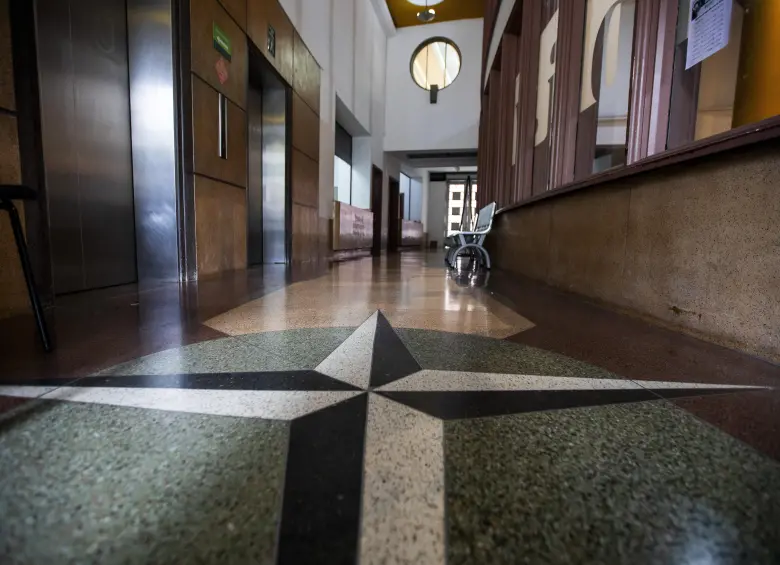 Pasillo del edificio con una rosa de los vientos, elemento referente a la navegación. Foto: Julio César Herrera Echeverri.