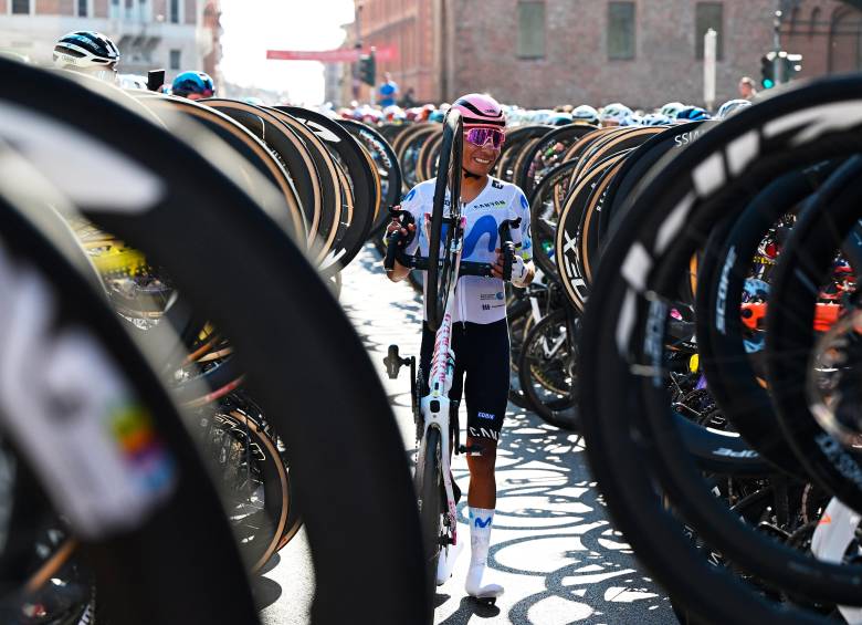 El ciclista colombiano recorriendo el pasillo que le hicieron los ciclistas del Giro de Emilia, en la que fue su última competencia como profesional. FOTO: GETTY