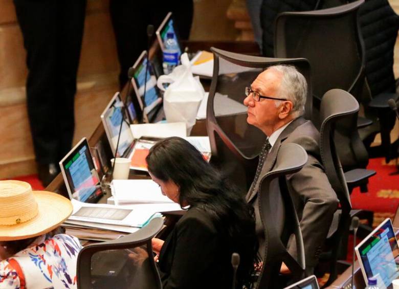El ministro Guillermo Jaramillo durante la moción de censura en su contra este martes 12 de marzo. FOTO COLPRENSA