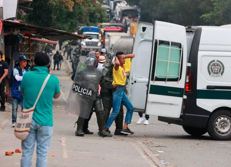 Escuadrón antidisturbios desbloqueó la vía en Barbosa tras más de 30 horas de protestas