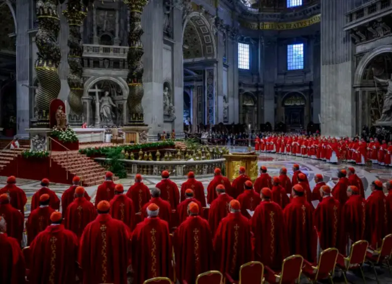 Los 133 cardenales están aislados del mundo exterior y solo podrán comunicar su decisión sobre la elección del papa a través de fumatas negras o blancas. FOTO: Getty