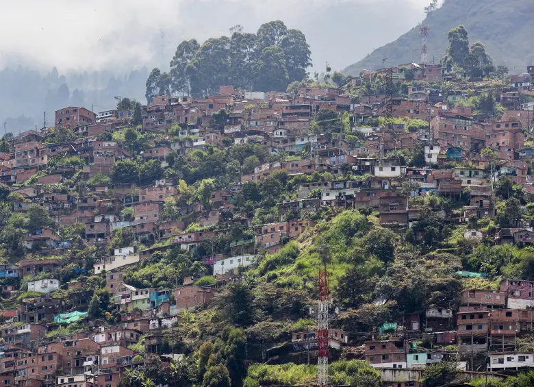 La capital antioqueña enfrenta el desafío de desarrollar barrios más autosuficientes sobre un territorio montañoso, con viviendas distribuidas en laderas y pendientes que dificultan la conectividad. Foto: Jaime Pérez