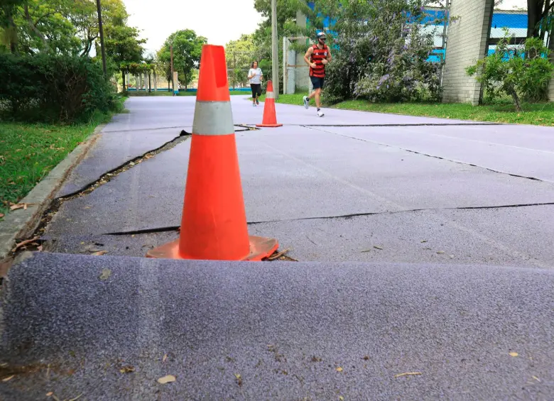 La pista atlética de la unidad deportiva de Belén está prácticamente destruida; pese a ello, las personas acuden allí a hacer sus entrenamientos. FOTO ESNEYDER GUTIÉRREZ