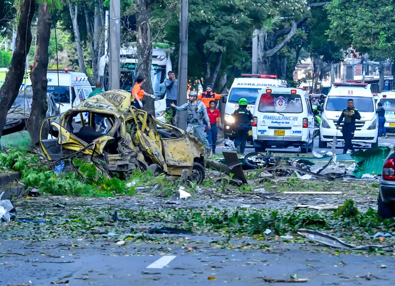 El 21 de agosto de 2025 el frente Jaime Martínez del EMC detonó en Cali un camión-bomba en el barrio La Base, junto a la escuela de aviación Marco Fidel Suárez, que dejó seis muertos y 80 heridos. FOTO Colprensa