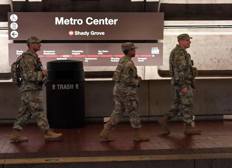 Los uniformados de la Guardia Nacional recorren las calles y medios de transporte de Washington. FOTO: CORTESÍA DE @USNationalGuard.