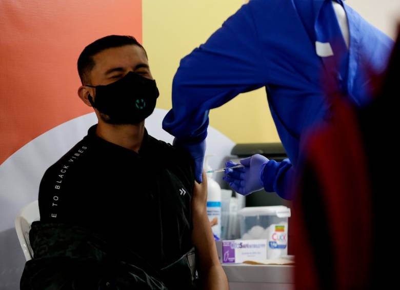Los colombianos tendrán hasta el martes 14 de diciembre para la presentación del carné con el esquema completo de la vacuna contra el coronavirus. FOTO: COLPRENSA.