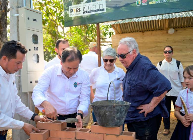 El gobernador de Norte de Santander, William Villamizar (de blanco), acompañó la visita del filántropo estadounidense Howard Buffett (de gafas) en Tibú.