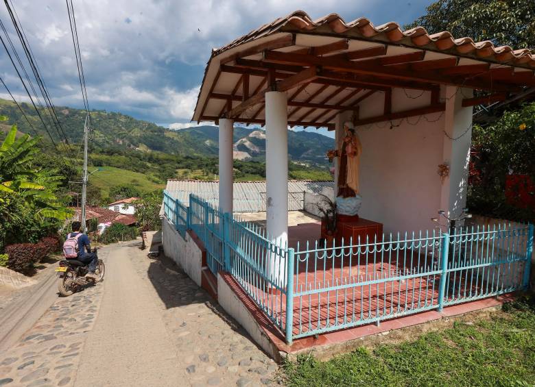  La niña que deambulaba por La Guali, y que fue rescatada por la comunidad y la Policía en este sitio, habría caminado casi un kilómetro desde el centro espiritual donde al parecer se encontraba. Foto: Manuel Saldarriaga