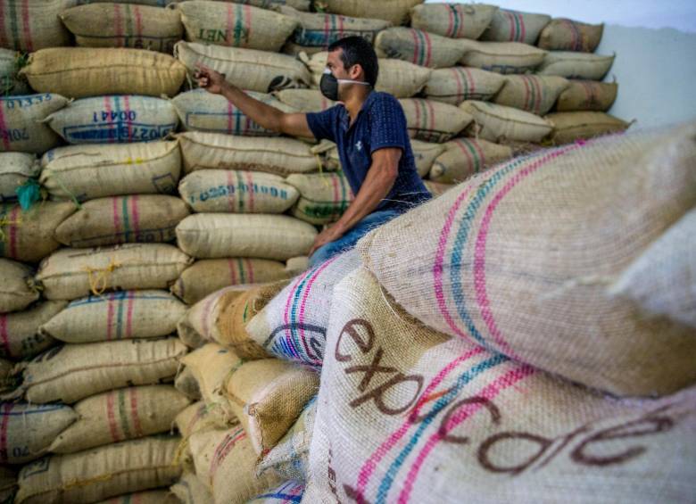 La carga de 125 kilos de café se paga hoy en Colombia a $2.986.000. FOTO Juan Antonio Sánchez