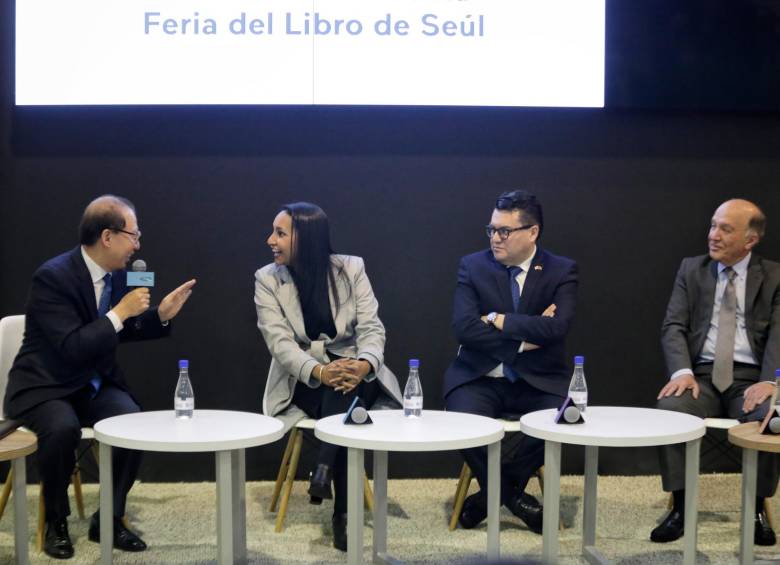 La Ministra de Cultura, Angélica Mayolo, hace presentación de la participación de Colombia como país invitado de honor en la Feria Internacional del Libro de Seúl, Corea del Sur. Foto: Colprensa.