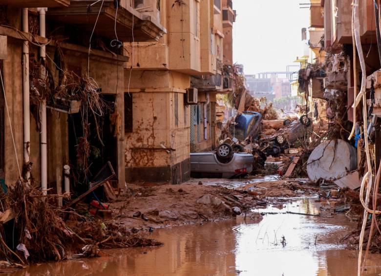 Casas destruidas, carreteras acabadas, muertos en las calles, este es el panorama que viven ciudades como Derna, en Libia, afectadas por el paso del ciclón. FOTOAFP y GETTY