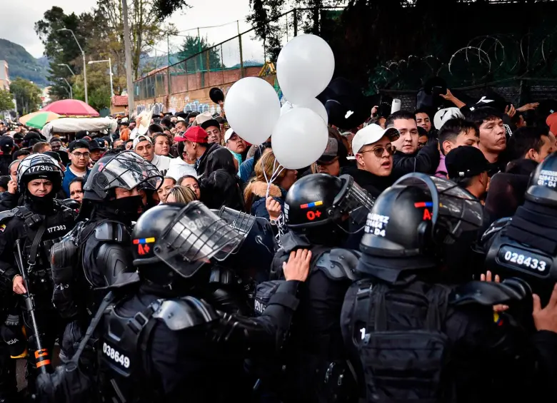 Más de cuatro mil personas no pudieron entrar al Movistar Arena para el homenaje a Yeison Jiménez. FOTO: Colprensa