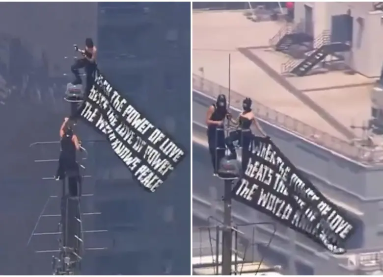 La pareja en medio del suceso que le ha dado la vuelta al mundo. En la cima del Empire State. FOTO: Captura de video de redes sociales 