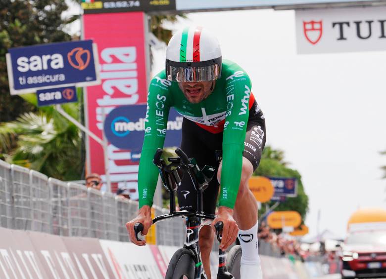 El ciclista italiano Fillipo Ganna, compañero de Egan Bernal en el Ineos, se quedó con el primer puesto de la fracción. Foto: tomada del x de @giroditalia