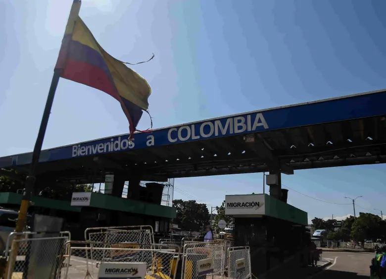 La bandera de Colombia en el puente Internacional Simón Bolívar. FOTO: COLPRENSA.