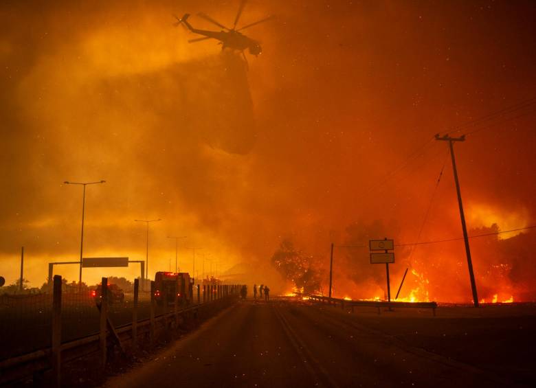 Los incendios persisten, pese a la labor constante de los bomberos griegos, con apoyo de otros países. FOTO GETTY
