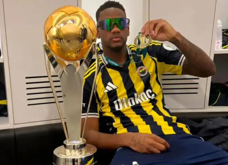 Jhon Jáder Durán consiguió el primer título de su carrera: campeón con Fenerbahce en Turquía. FOTO: Tomada de redes sociales @jaderduran9