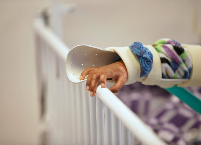 Un niño de un año fue uno de los quemados durante la jornada de Año Nuevo, en una temporada en la que se está volviendo a las cifras de quemados de hace una década. FOTO: COLPRENSA