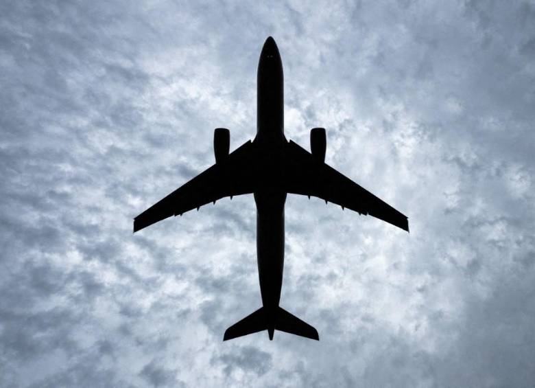 La silueta de un avión en el cielo. FOTO: AFP