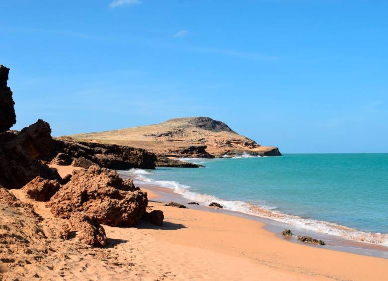 Playa Arcoíris, en el Cabo de la Vela, es uno de los atractivos de La Guajira. Queda a 4 horas de Riohacha atravesando rancherías de los Wayúu. FOTO Cortesía