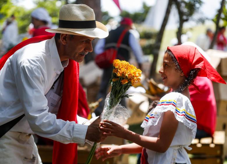 Guillermo es un guardián de la memoria de Santa Elena y Carolina le sigue los pasos.