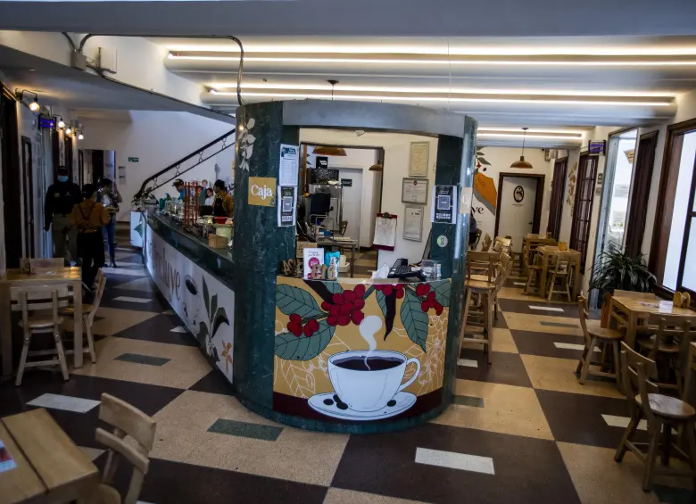 Uno de los locales de café ubicado en el renovado edificio que hoy es parte del Departamento. Foto: Julio César Herrera Echeverri.