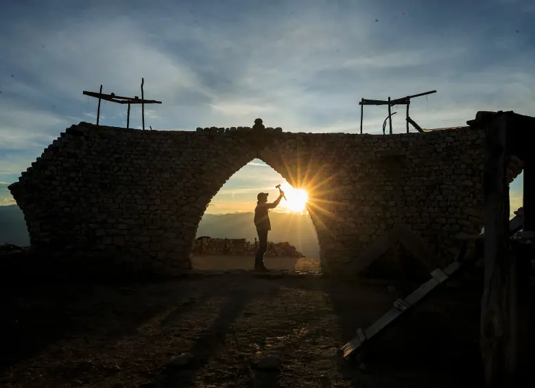 Diego y sus hermanos Camilo y Rodrigo llevan cinco años en el arduo trabajo de construir la casa de piedra, con pura ciencia y sin ningún insumo moderno, trabajando pacientemente cada fin de semana. FOTO: CAMILO SUÁREZ
