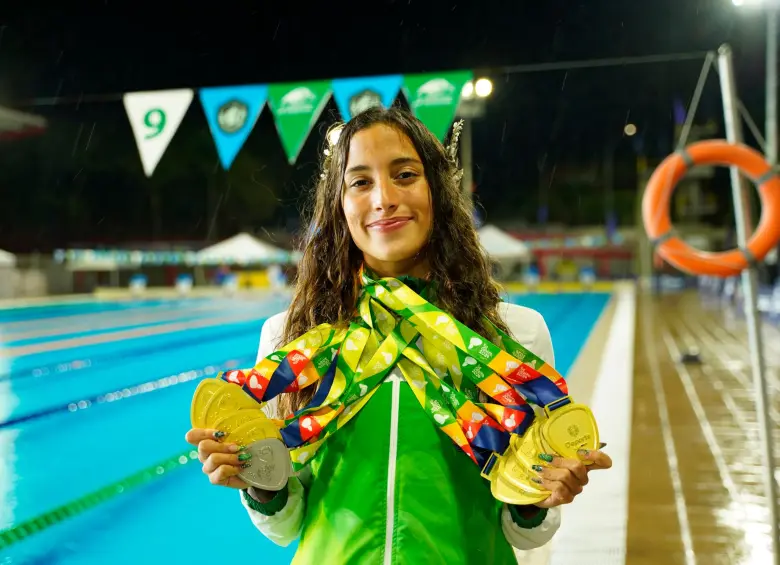 Tiffany Murillo exhibe con orgullo las medallas obtenidas en el Eje Cafetero. Algunas de manera individual y otras en relevos. FOTO CORTESÍA INDEPORTES ANTIOQUIA