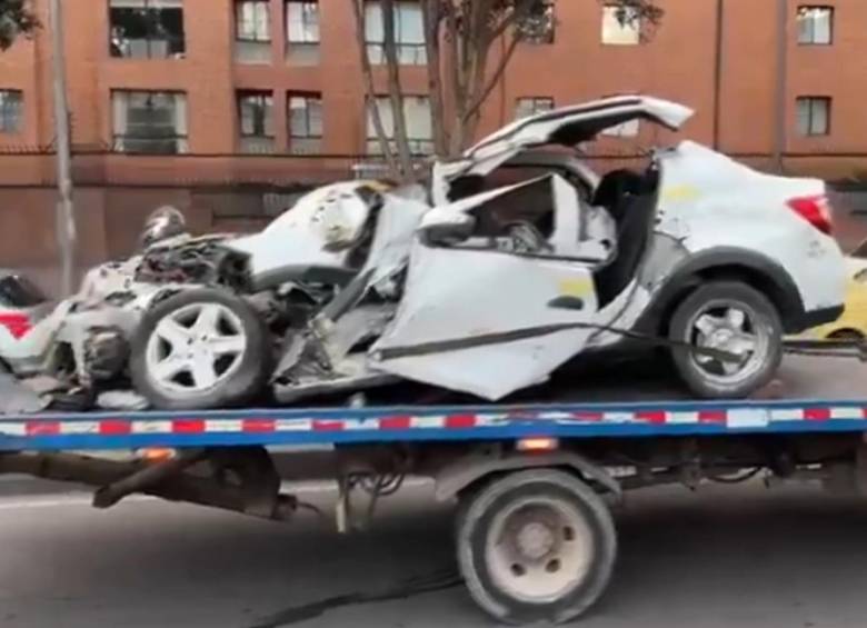 Así quedó el carro particular tras ser embestido por la tractomula. FOTO: REDES SOCIALES 