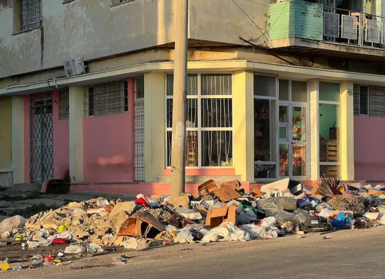 La brecha entre los 23.814 metros cúbicos de desechos que genera La Habana diariamente y los escasos 16.000 que el Estado logra recolectar ha sumido a la principal urbe cubana en un colapso sanitario sin precedentes. FOTO: Cortesía 14ymedio